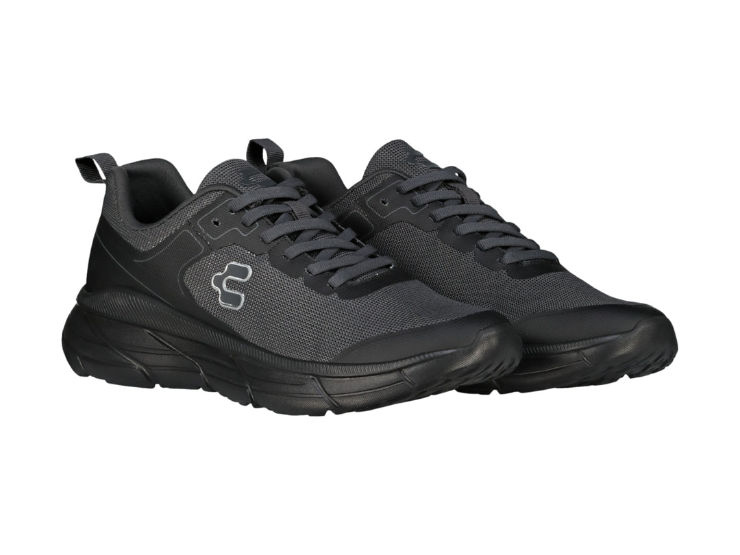 Tenis deportivos Charly en color negro y gris con suela robusta y agujetas negras.