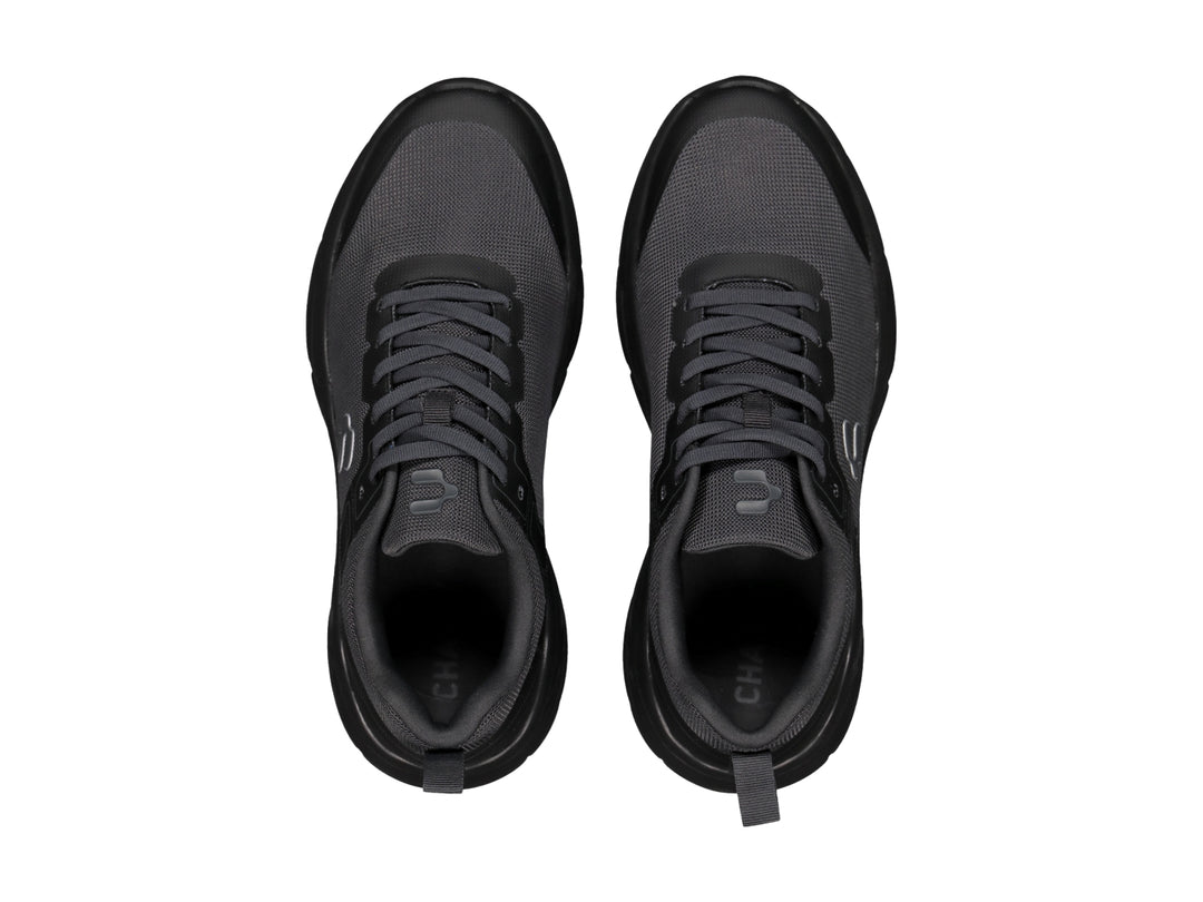 Tenis deportivos Charly en color negro y gris con suela robusta y agujetas negras.
