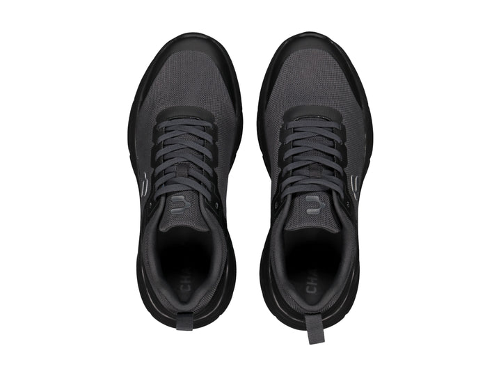 Tenis deportivos Charly en color negro y gris con suela robusta y agujetas negras.