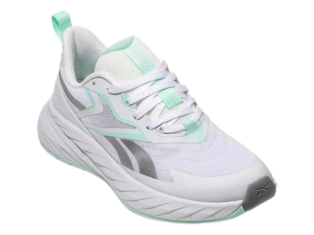 Tenis deportivos Reebok blancos con detalles en azul claro y plata.