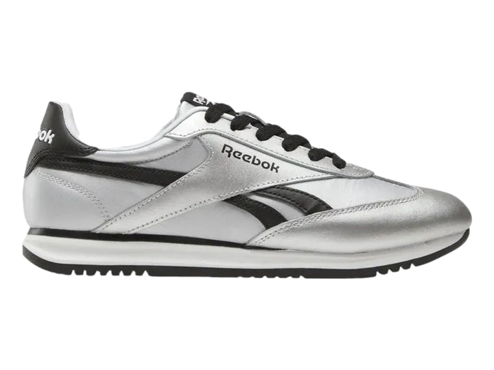 Tenis deportivos Reebok color plateado metálico con detalles y suela negra.