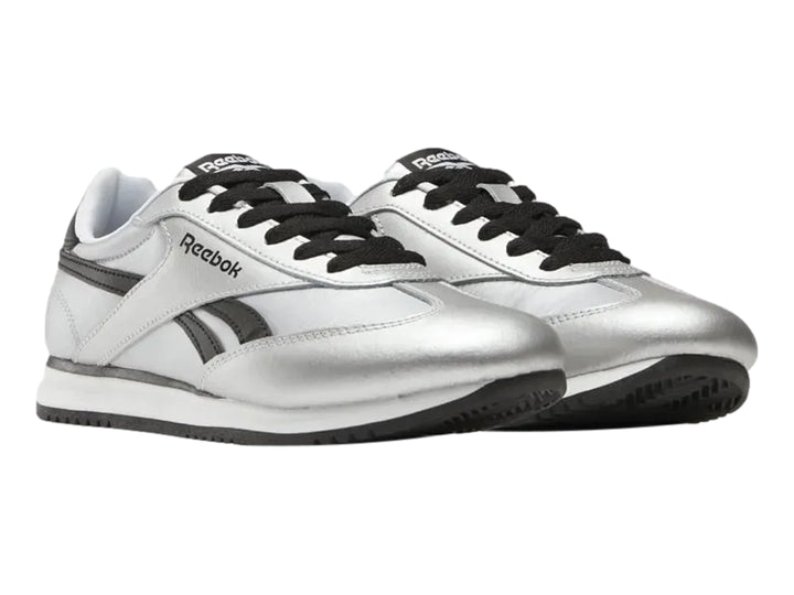 Tenis deportivos Reebok color plateado metálico con detalles y suela negra.