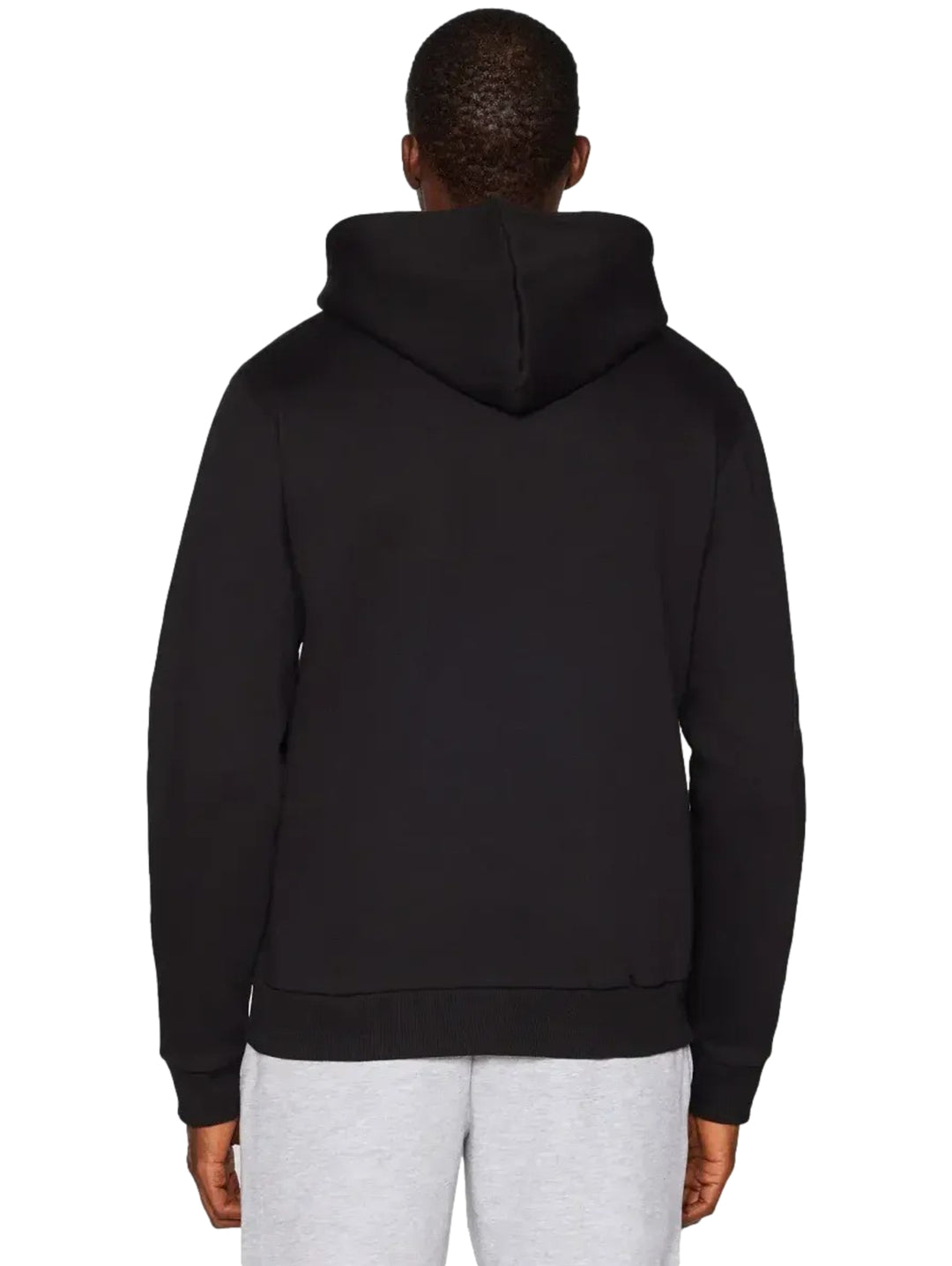 Hombre vistiendo una sudadera negra con capucha y cierre frontal de la marca Reebok.