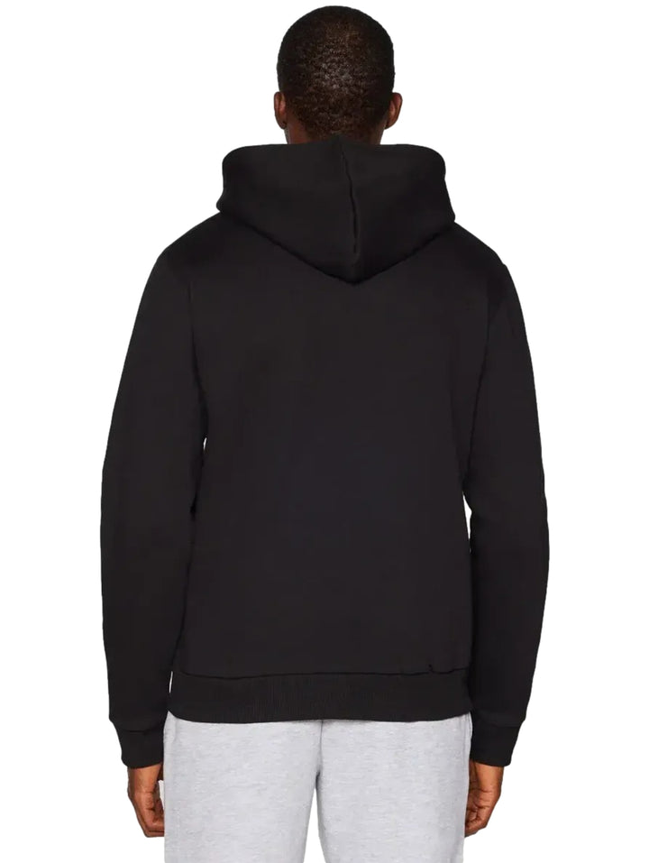Hombre vistiendo una sudadera negra con capucha y cierre frontal de la marca Reebok.