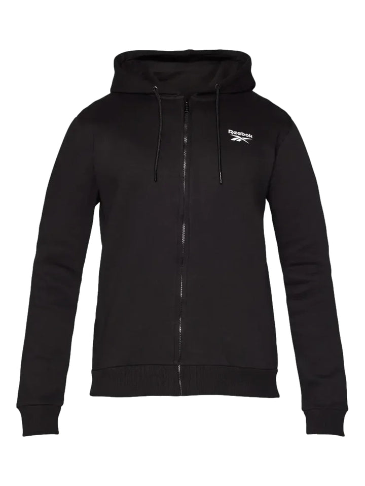 Hombre vistiendo una sudadera negra con capucha y cierre frontal de la marca Reebok.