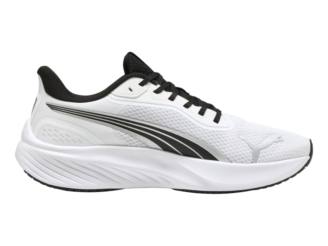 Tenis deportivos PUMA color blanco con detalles en negro y suela blanca.