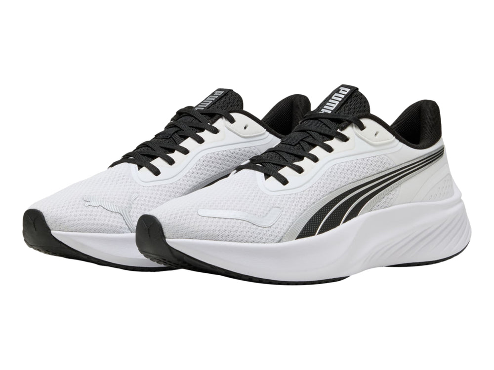 Tenis deportivos PUMA color blanco con detalles en negro y suela blanca.
