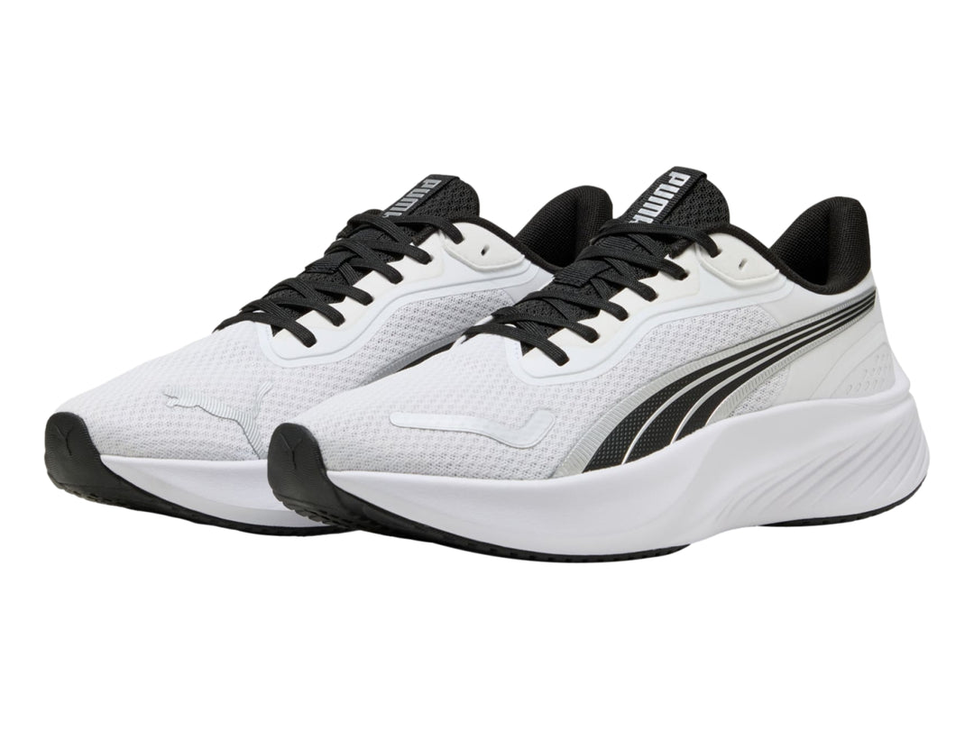 Tenis deportivos PUMA color blanco con detalles en negro y suela blanca.