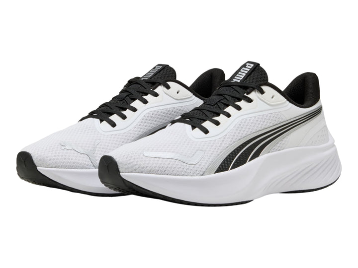 Tenis deportivos PUMA color blanco con detalles en negro y suela blanca.