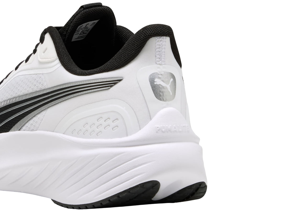 Tenis deportivos PUMA color blanco con detalles en negro y suela blanca.