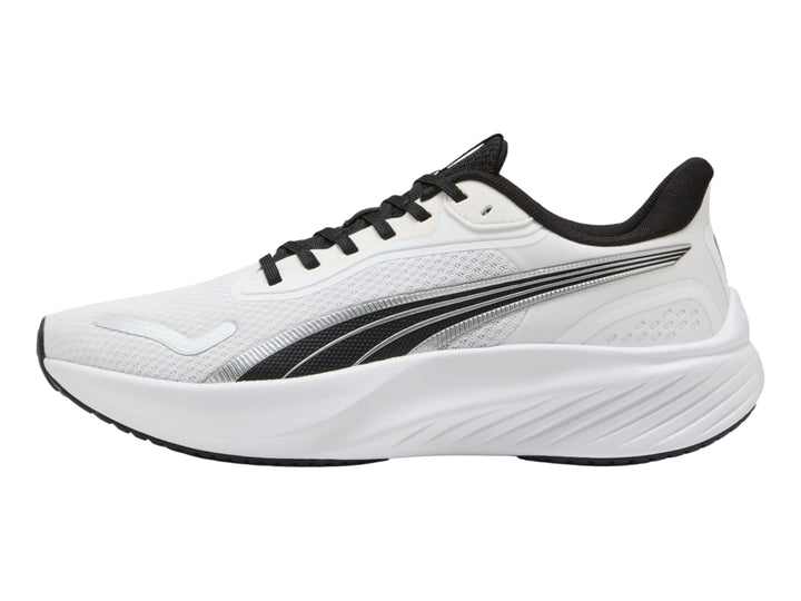 Tenis deportivos PUMA color blanco con detalles en negro y suela blanca.