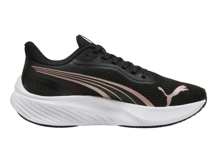 Tenis PUMA Pounce Lite en color negro con suela blanca y detalles decorativos en oro rosa.