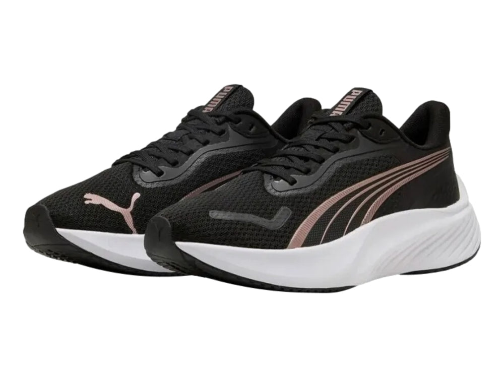 Tenis PUMA Pounce Lite en color negro con suela blanca y detalles decorativos en oro rosa.