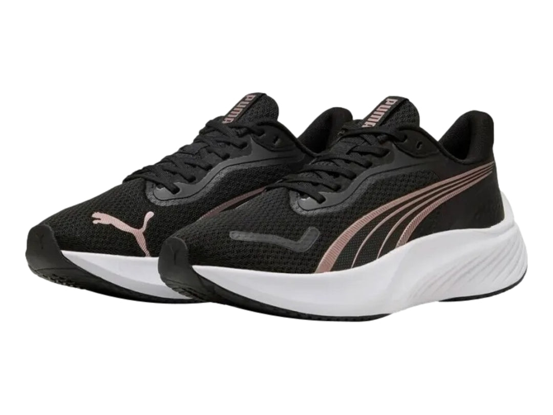 Tenis PUMA Pounce Lite en color negro con suela blanca y detalles decorativos en oro rosa.