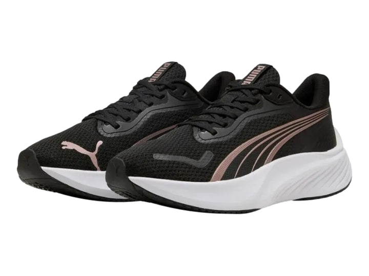 Tenis PUMA Pounce Lite en color negro con suela blanca y detalles decorativos en oro rosa.