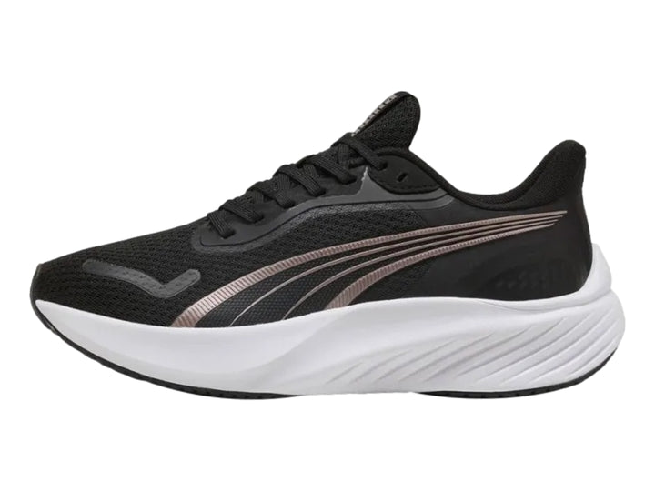 Tenis PUMA Pounce Lite en color negro con suela blanca y detalles decorativos en oro rosa.