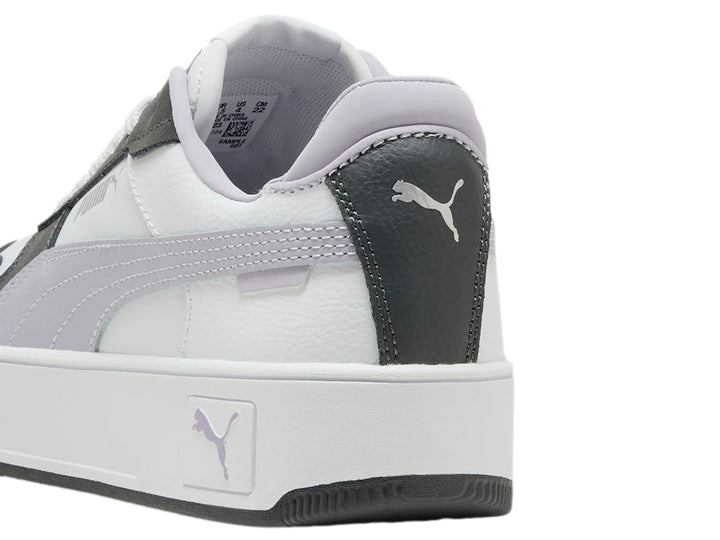 Tenis PUMA Carina Street JR en color blanco con detalles en gris y lila, con suela de plataforma blanca.