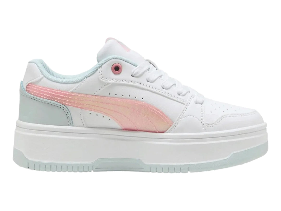 Tenis PUMA blancos con franja rosa y detalles en verde menta, con suela de plataforma elevada.