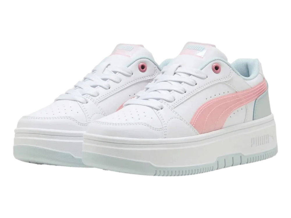 Tenis PUMA blancos con franja rosa y detalles en verde menta, con suela de plataforma elevada.