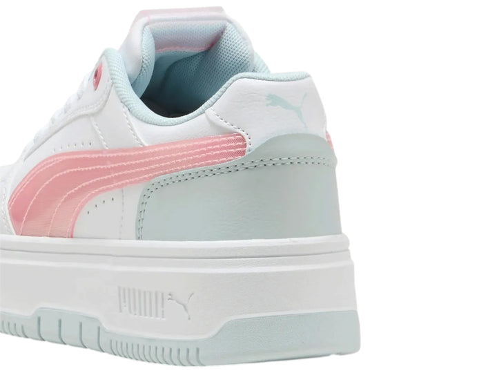 Tenis PUMA blancos con franja rosa y detalles en verde menta, con suela de plataforma elevada.