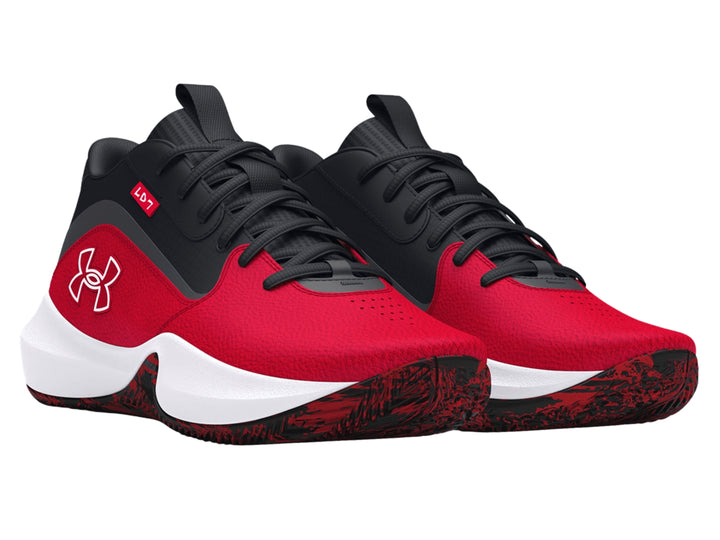 Tenis de baloncesto Under Armour Lockdown 7 en color rojo con detalles en negro y suela blanca.