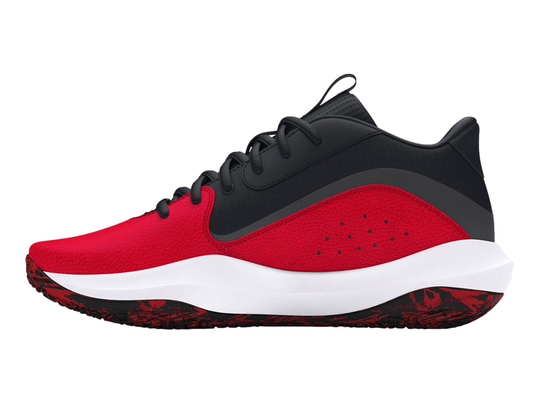 Tenis de baloncesto Under Armour Lockdown 7 en color rojo con detalles en negro y suela blanca.