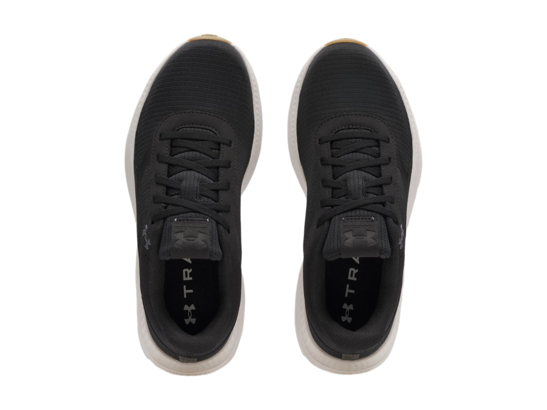 Tenis deportivos Under Armour en color negro con suela blanca y base café, vista lateral.