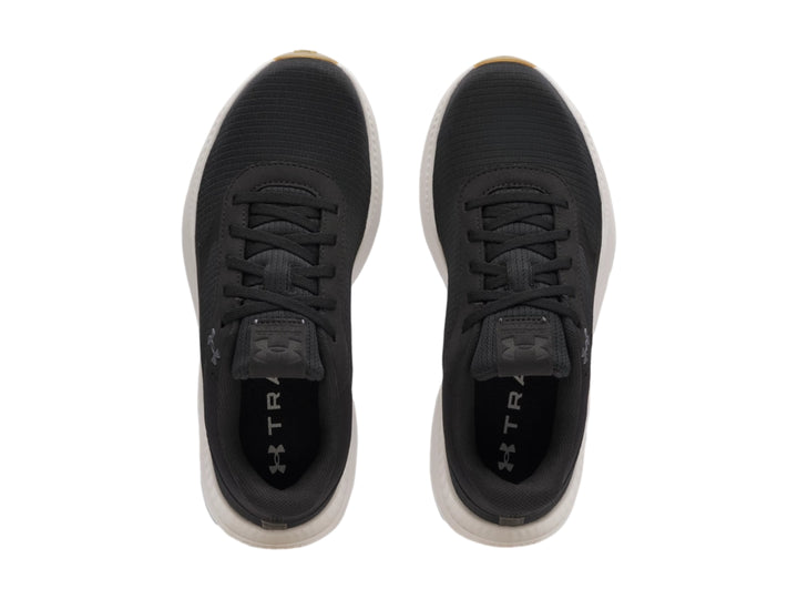 Tenis deportivos Under Armour en color negro con suela blanca y base café, vista lateral.