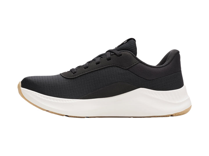 Tenis deportivos Under Armour en color negro con suela blanca y base café, vista lateral.