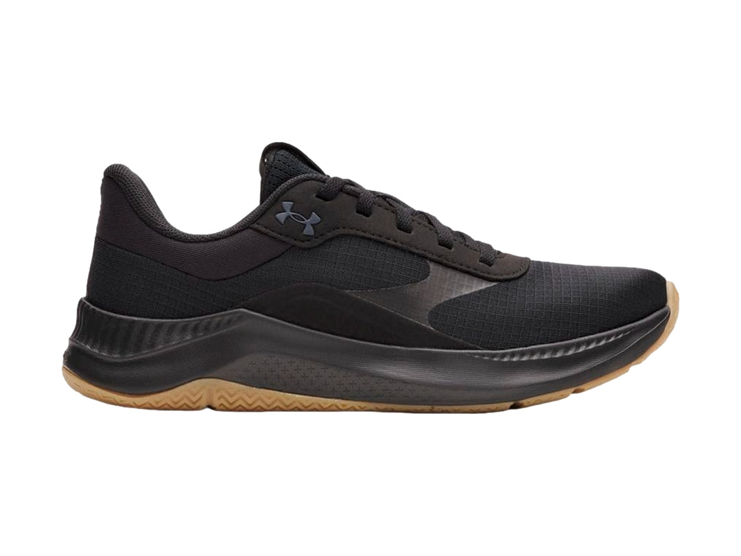 Tenis deportivos Under Armour color negro con suela de goma marrón.