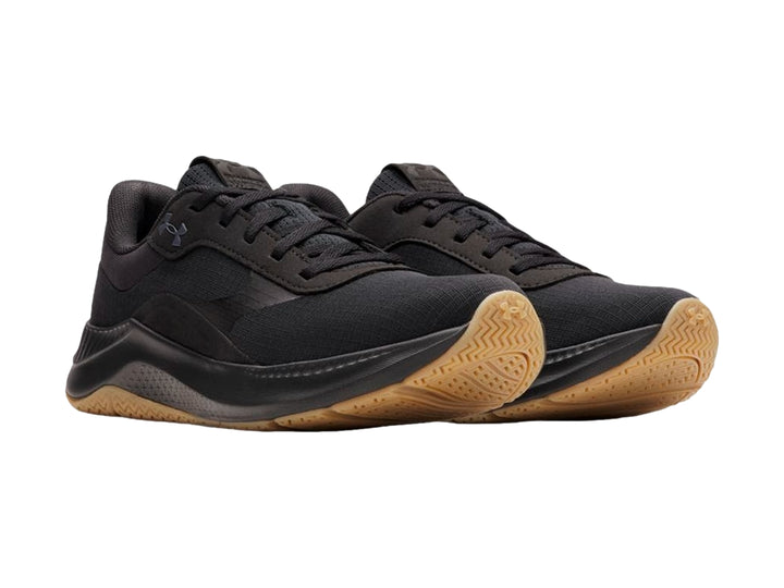 Tenis deportivos Under Armour color negro con suela de goma marrón.