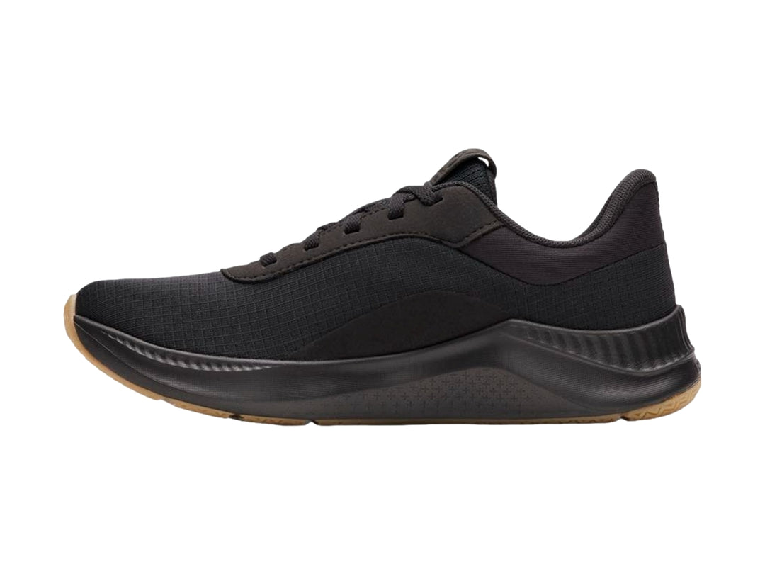 Tenis deportivos Under Armour color negro con suela de goma marrón.