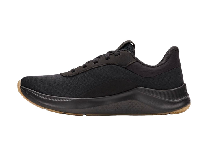 Tenis deportivos Under Armour color negro con suela de goma marrón.