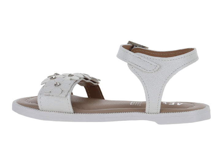 Sandalias blancas para niña con decoraciones florales y hebilla plateada.