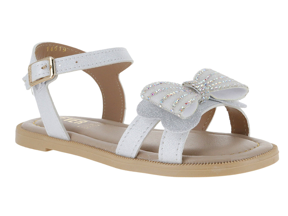 Sandalia blanca para niña con moño adornado con brillantes y correa con hebilla dorada.