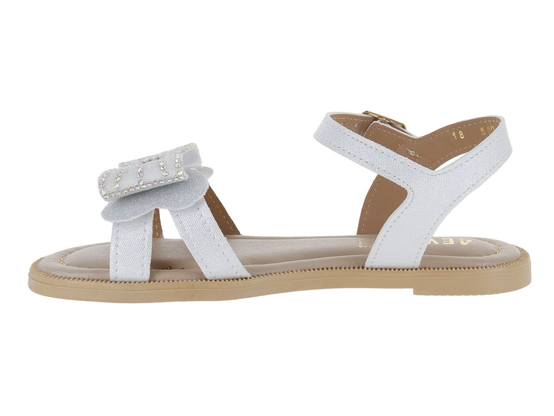 Sandalia blanca para niña con moño adornado con brillantes y correa con hebilla dorada.