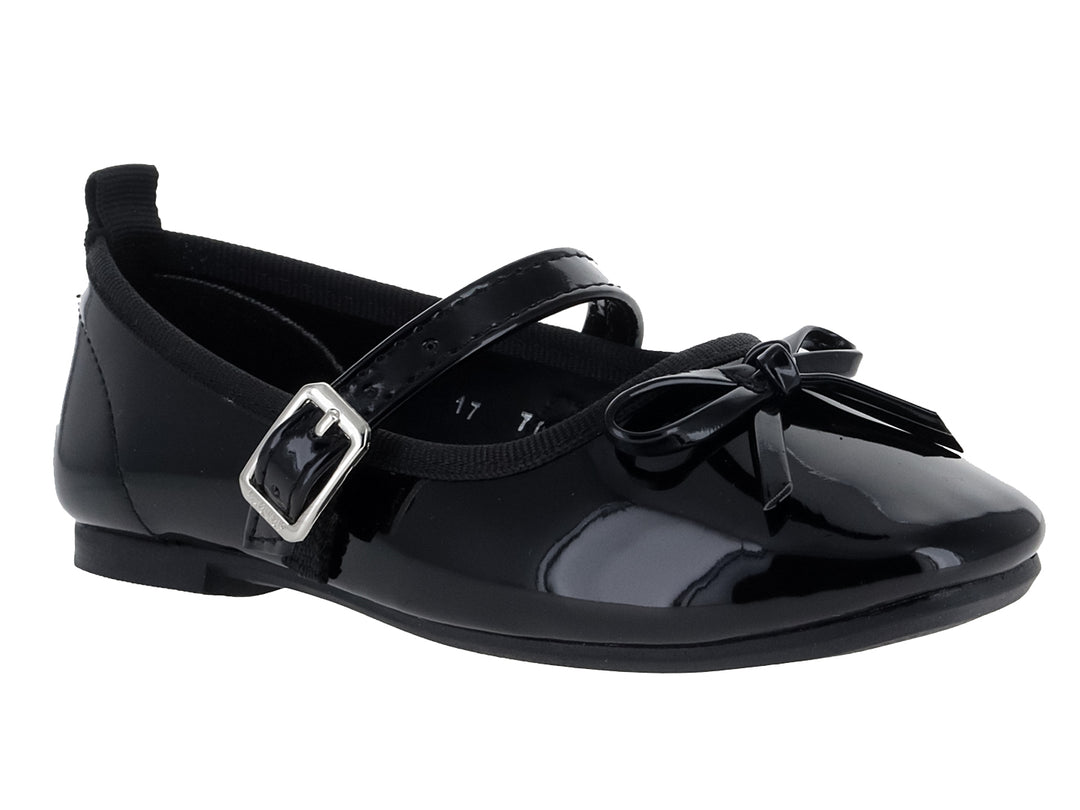 Zapato plano de charol negro con correa, hebilla plateada y moño decorativo.