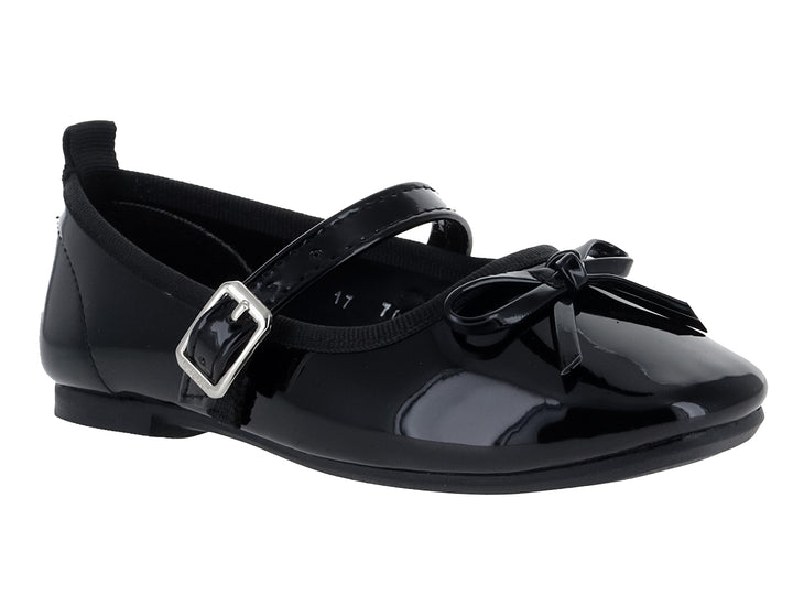 Zapato plano de charol negro con correa, hebilla plateada y moño decorativo.