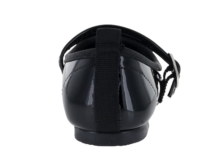 Zapato plano de charol negro con correa, hebilla plateada y moño decorativo.