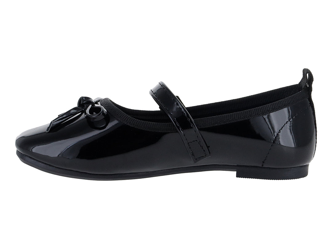Zapato plano de charol negro con correa, hebilla plateada y moño decorativo.