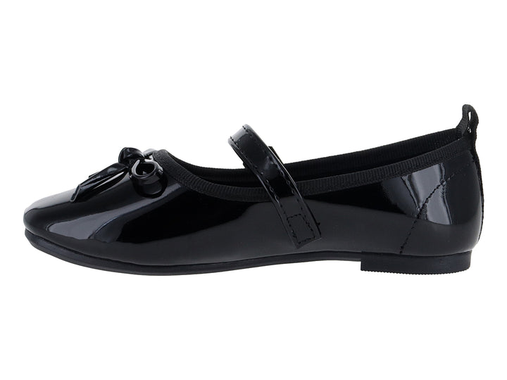 Zapato plano de charol negro con correa, hebilla plateada y moño decorativo.