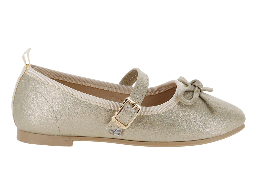 Zapato plano color platina con acabado brillante, correa con hebilla y detalle de moño en la punta.
