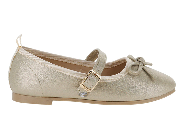 Zapato plano color platina con acabado brillante, correa con hebilla y detalle de moño en la punta.
