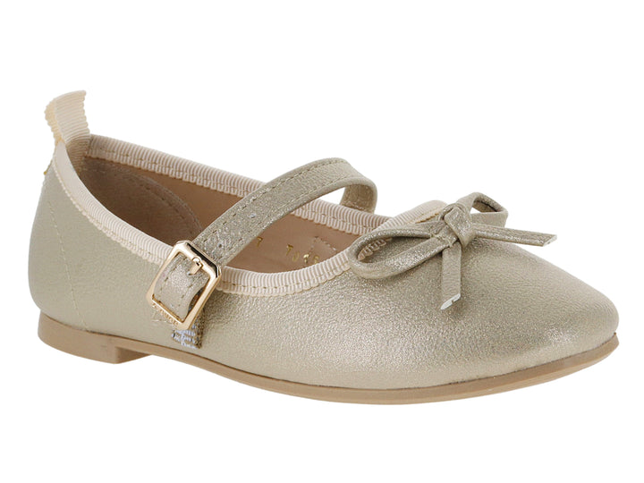 Zapato plano color platina con acabado brillante, correa con hebilla y detalle de moño en la punta.
