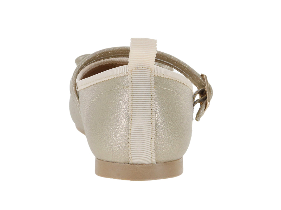 Zapato plano color platina con acabado brillante, correa con hebilla y detalle de moño en la punta.