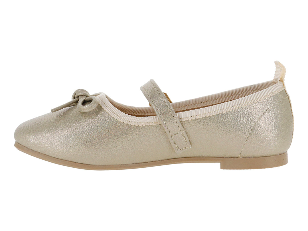 Zapato plano color platina con acabado brillante, correa con hebilla y detalle de moño en la punta.