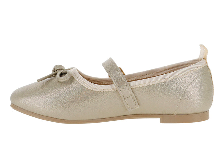 Zapato plano color platina con acabado brillante, correa con hebilla y detalle de moño en la punta.