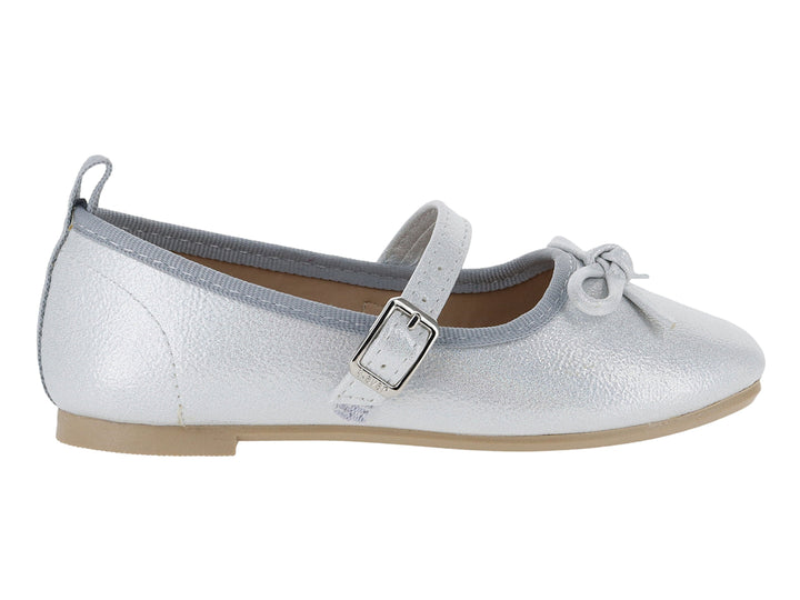 Zapato plano color plata con correa, hebilla y moño decorativo en la punta.