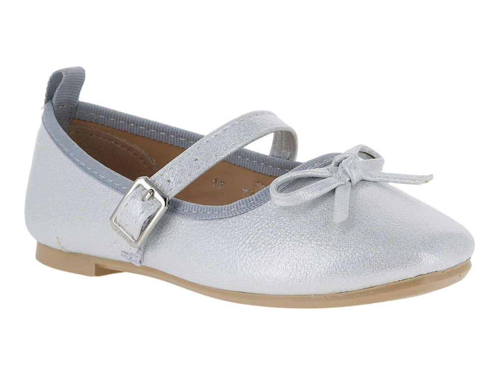 Zapato plano color plata con correa, hebilla y moño decorativo en la punta.