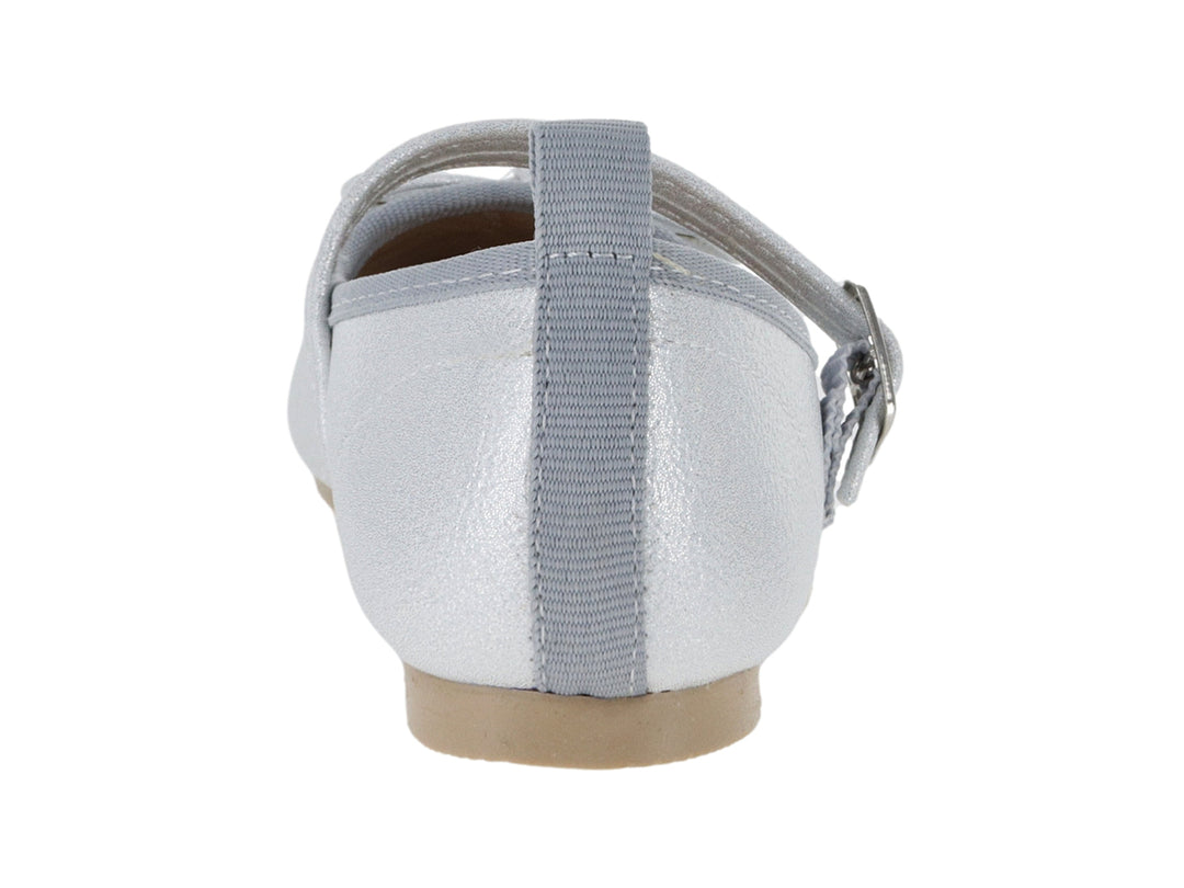 Zapato plano color plata con correa, hebilla y moño decorativo en la punta.